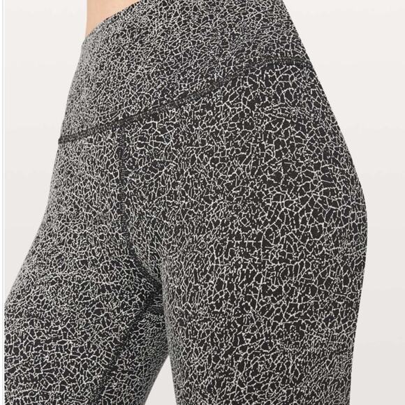 Lululemon Wunder Under High Rise 1/2 Tight in size 2 Luon Crackle Black White - Picture 3 of 6